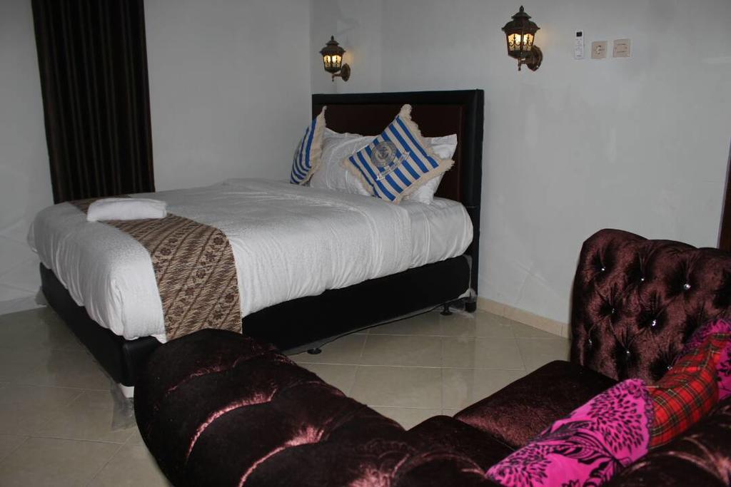 Hotel Renaya Griya à Salakan Extérieur photo